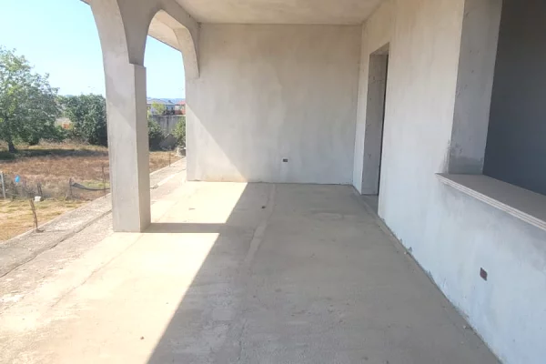 Shtepi ne shitje Shtepi Private ne Kavaje, 5+1, Mobilimi Bosh, pa mobiluar, Pagesa 175,000  Euro.