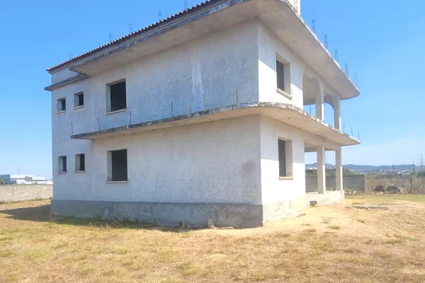 Shtepi ne shitje Shtepi Private ne Kavaje, 5+1, Mobilimi Bosh, pa mobiluar, Pagesa 175,000  Euro.