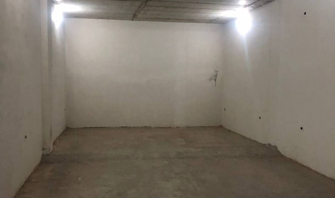 Shitet magazine/garazh tek Kompleksi Halili