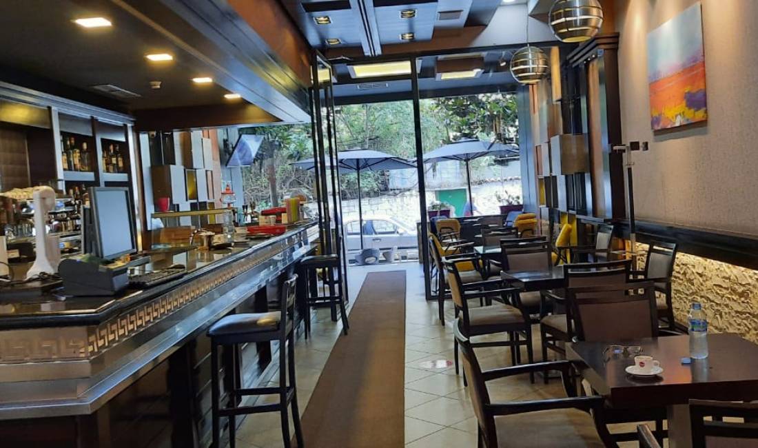 Shitet Bar-Kafe ne Rrugen e Barikadave