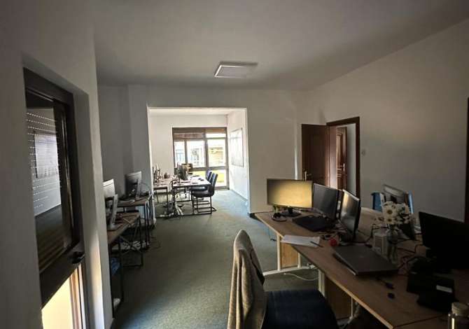 Ambient biznesi me qera 3+1 ne Tirane - 1,000 Euro