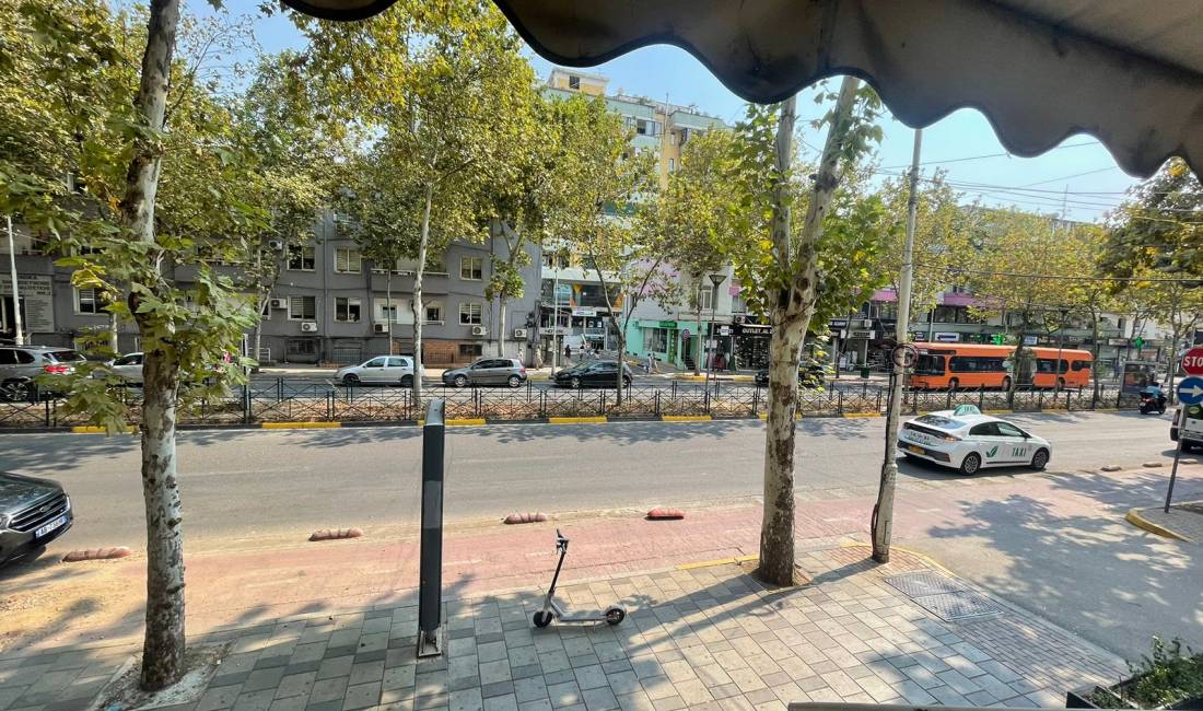 Jepet me qera ambjent biznesi ne rruge kryesore Rr.Kavajes/ 650 euro