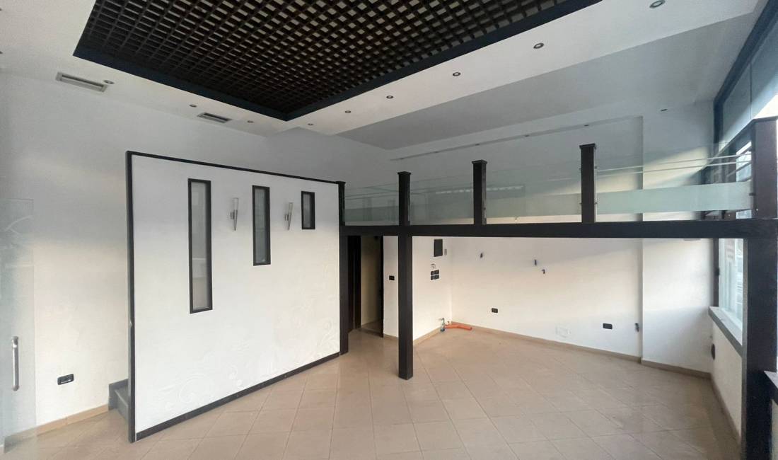 Shitet ambjent biznesi 37m2 tek Pallati me Shigjeta