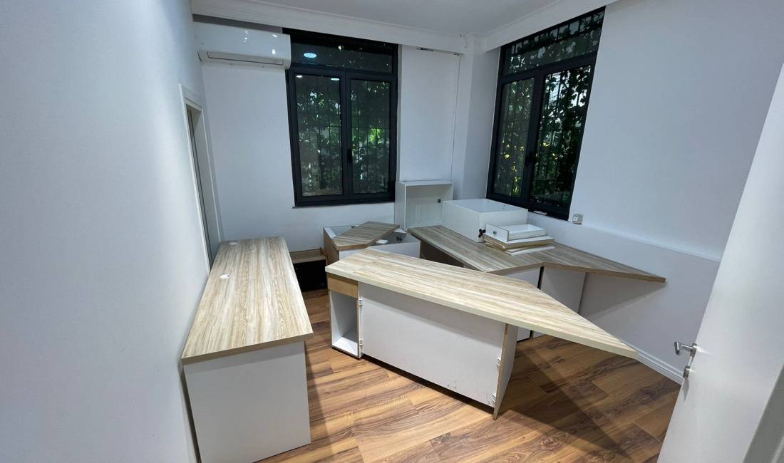 Jepet me qera Njesi Biznesi Komerciale 200m2 tek Sheshi Willson, prane Xhangollit/ 2000 euro