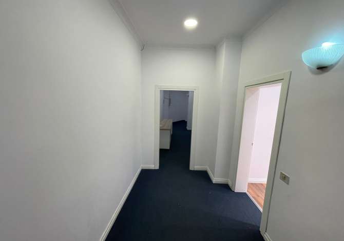 Jepet me qera Njesi Biznesi Komerciale 200m2 tek Sheshi Willson, prane Xhangollit/ 2000 euro