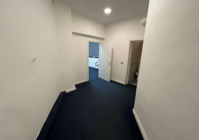 Jepet me qera Njesi Biznesi Komerciale 200m2 tek Sheshi Willson, prane Xhangollit/ 2000 euro