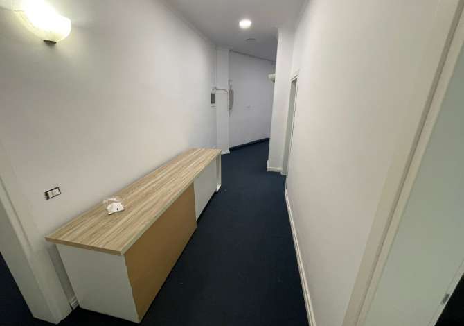 Jepet me qera Njesi Biznesi Komerciale 200m2 tek Sheshi Willson, prane Xhangollit/ 2000 euro