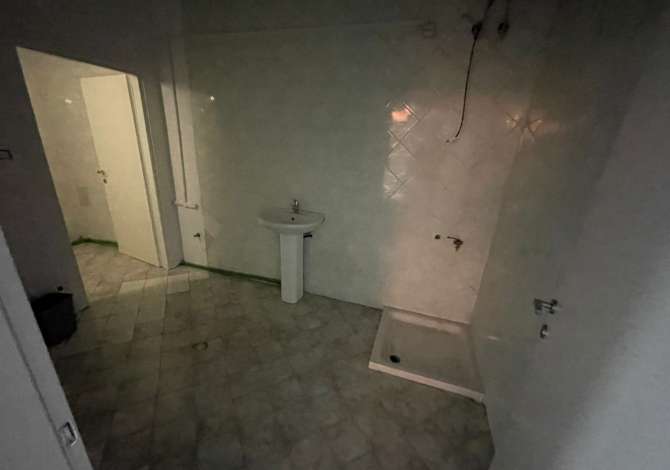 Jepet me qera Njesi Biznesi Komerciale 200m2 tek Sheshi Willson, prane Xhangollit/ 2000 euro