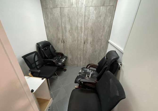 Jepet me qera Njesi Biznesi Komerciale 200m2 tek Sheshi Willson, prane Xhangollit/ 2000 euro