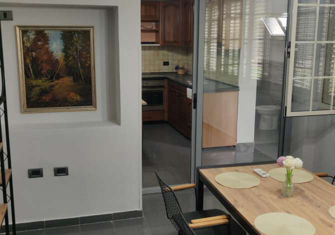 Shtepi me qera Apartament ne Tirane, 2+1, Mobilimi E mobiluar, Pagesa 650  Euro.