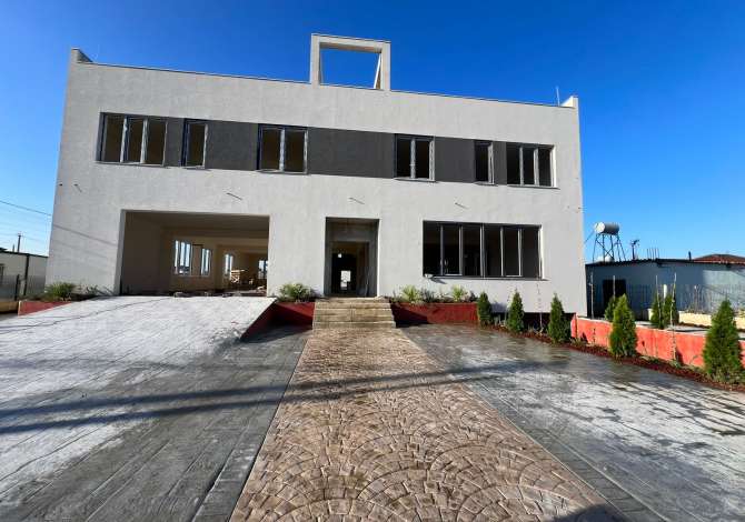 Ambiente Commerciale in Affitto 4+1 a Tirana - 3,400 Euro