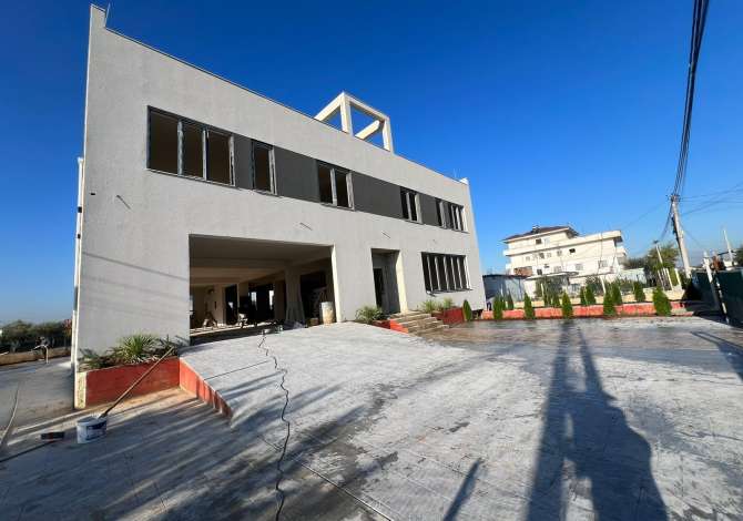Ambiente Commerciale in Affitto 4+1 a Tirana - 3,400 Euro
