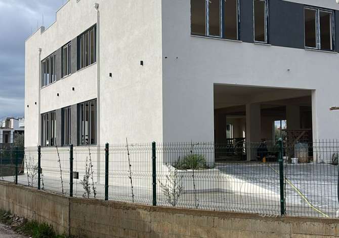 Ambiente Commerciale in Affitto 4+1 a Tirana - 3,400 Euro