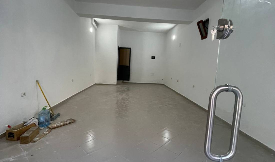 Jepet me qera dyqan ne Komunen e Parisit/ 350Euro