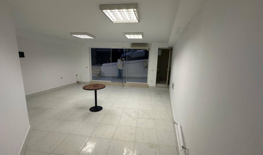 Jepet dyqan me qera tek Komuna Parisit/400 euro