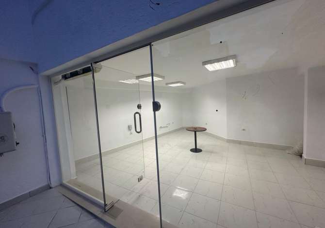 Jepet dyqan me qera tek Komuna Parisit/400 euro