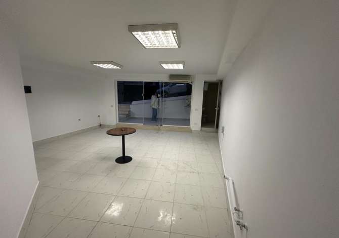 Jepet dyqan me qera tek Komuna Parisit/400 euro