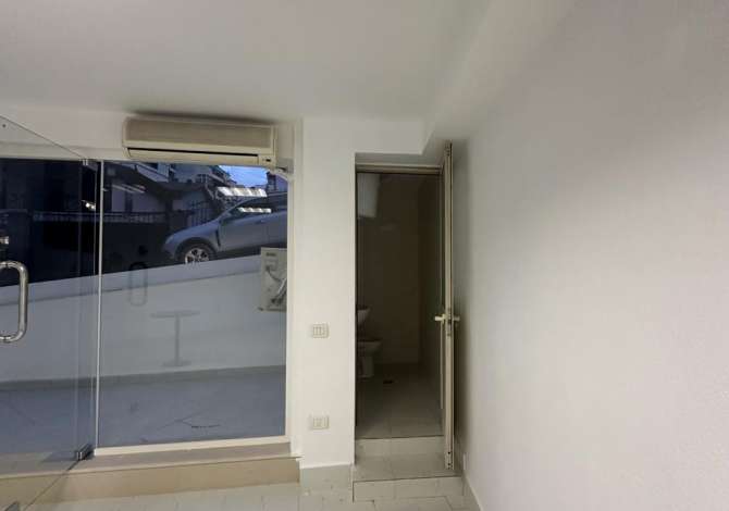 Jepet dyqan me qera tek Komuna Parisit/400 euro