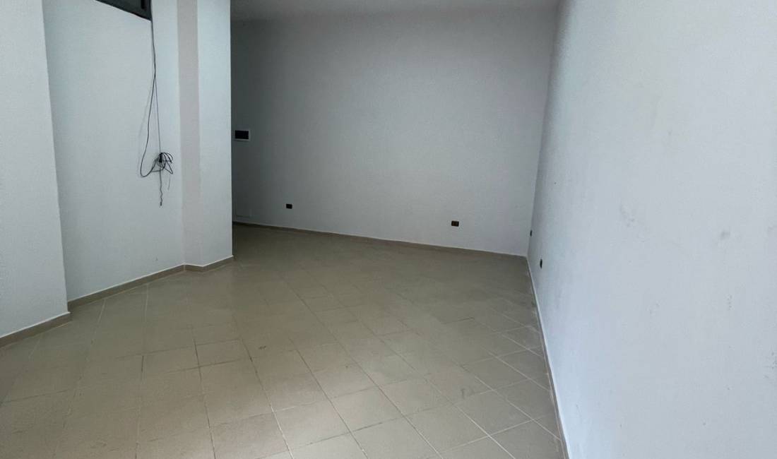 Jepet me qera dyqan tek Komuna e Parisit/ 30'000 ALL