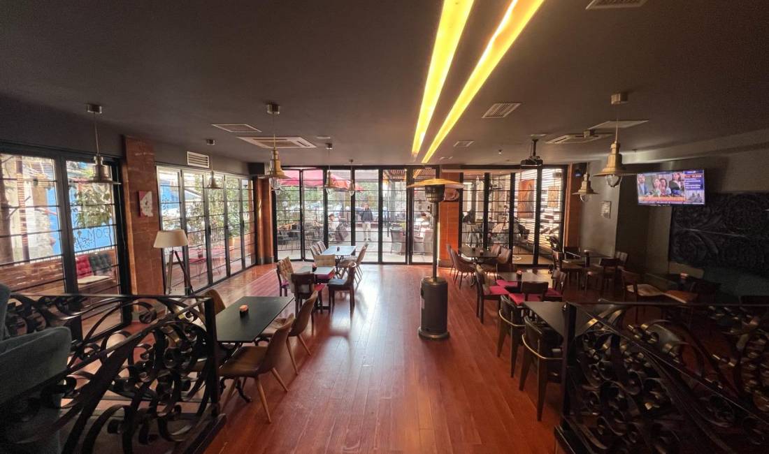 Jepet me qera ambjent biznesi Bar-Restorant tek Mine Peza