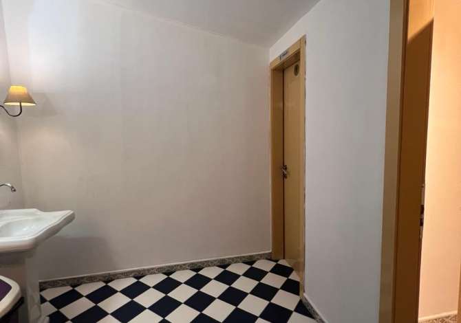 Jepet me qera ambjent biznesi Bar-Restorant tek Mine Peza