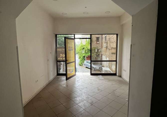 Ambiente Commerciale in Vendita 1+1 a Tirana - 100,000 Euro