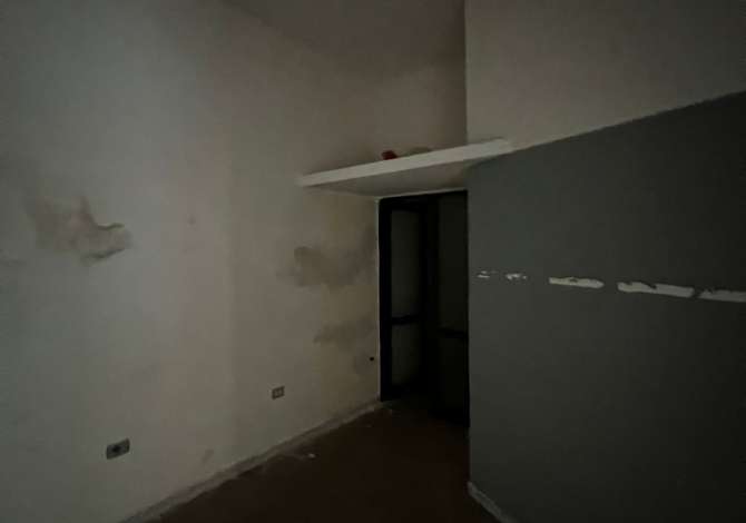 Ambiente Commerciale in Vendita 1+1 a Tirana - 100,000 Euro