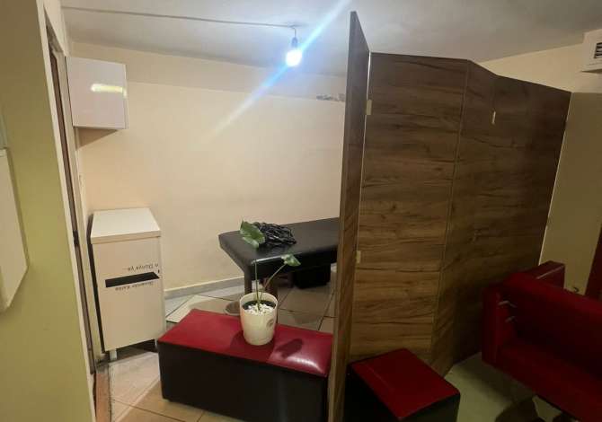 Jepet me qera Parukeri Estetike tek Bulevardi Bajram Curri/ 300 Euro