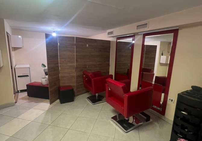 Jepet me qera Parukeri Estetike tek Bulevardi Bajram Curri/ 300 Euro