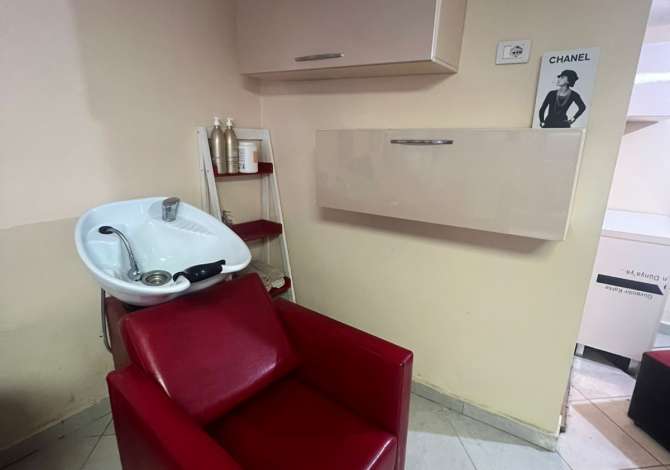 Jepet me qera Parukeri Estetike tek Bulevardi Bajram Curri/ 300 Euro