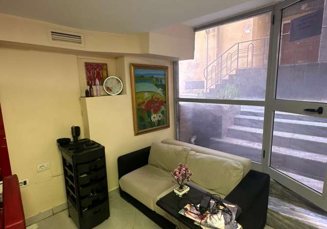 Jepet me qera Parukeri Estetike tek Bulevardi Bajram Curri/ 300 Euro