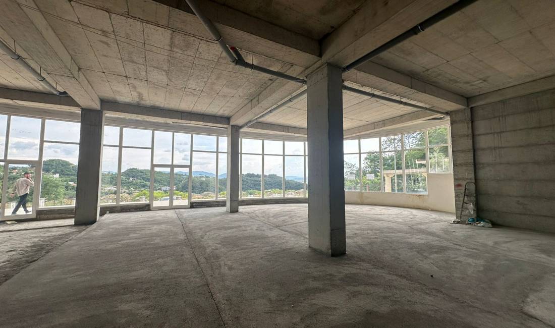 Shitet ambient komercial ne Linze