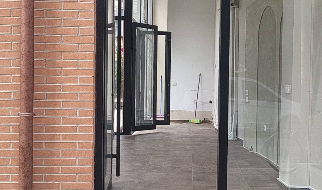 Jepet dyqan me qera prane Rruges Bardhyl/ 40,000 ALL