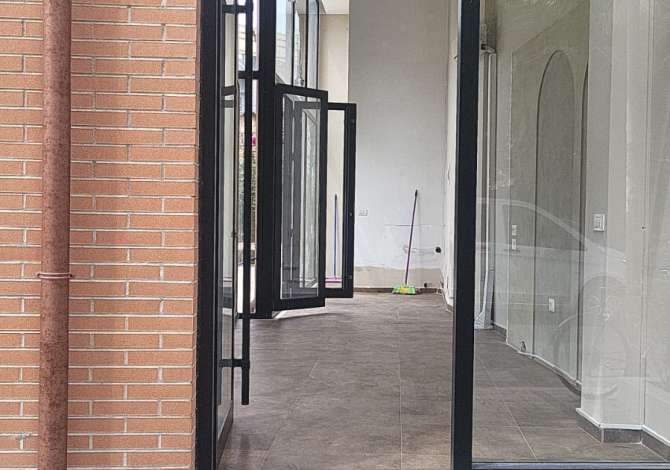 Jepet dyqan me qera prane Rruges Bardhyl/ 40,000 ALL