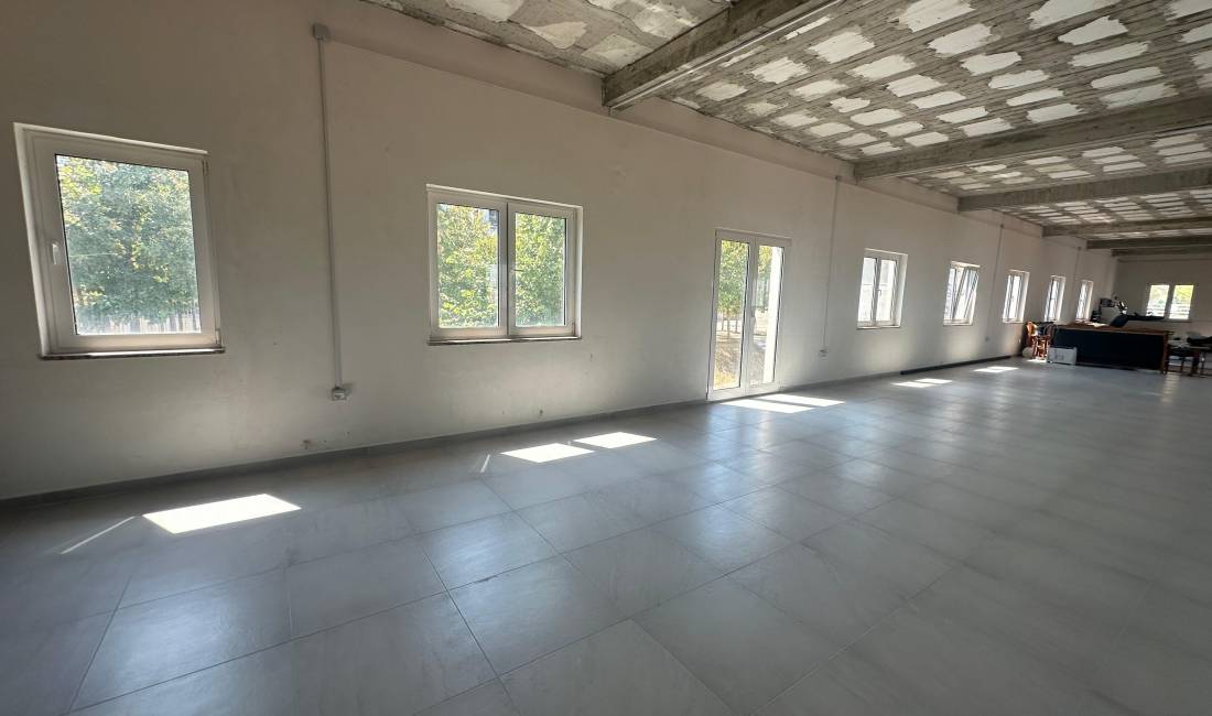 Jepet ambient komercial me qera ne Yrshek/ 750 euro