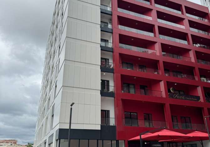 Jepet me qira dyqan tek Farmacia 10/ 800 euro