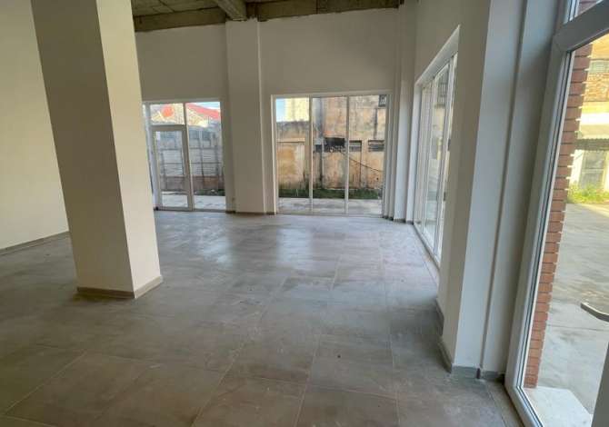 Jepet ambjent biznesi me qera tek Rr. Dibres/ 500 euro