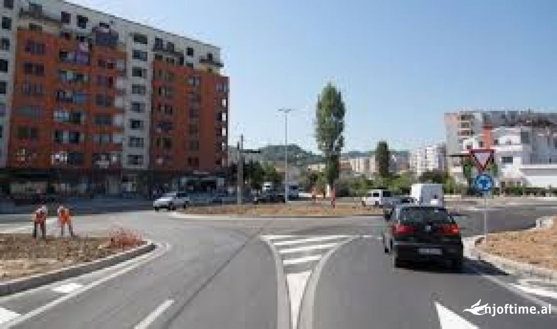 Shitet dyqan Okazion ne Yzberisht, Rruga Joklin Persi/ 155,000 Euro