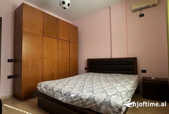 Shtepi me qera Apartament ne Tirane, 3+1, Mobilimi E mobiluar, Pagesa 800  Euro.