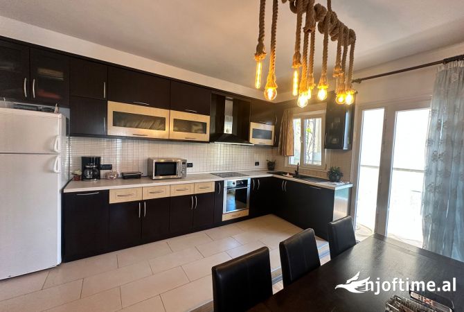 Shtepi me qera Apartament ne Tirane, 3+1, Mobilimi E mobiluar, Pagesa 800  Euro.