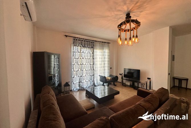 Shtepi me qera Apartament ne Tirane, 3+1, Mobilimi E mobiluar, Pagesa 800  Euro.