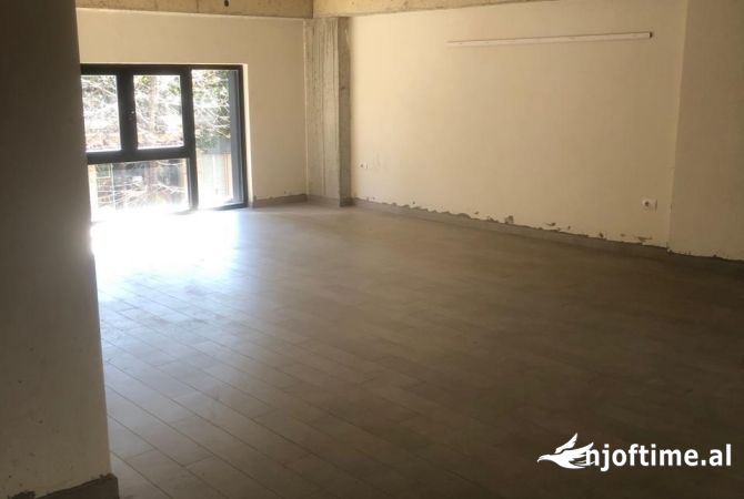 Ambiente Commerciale in Affitto 1+1 a Tirana - 800 Euro