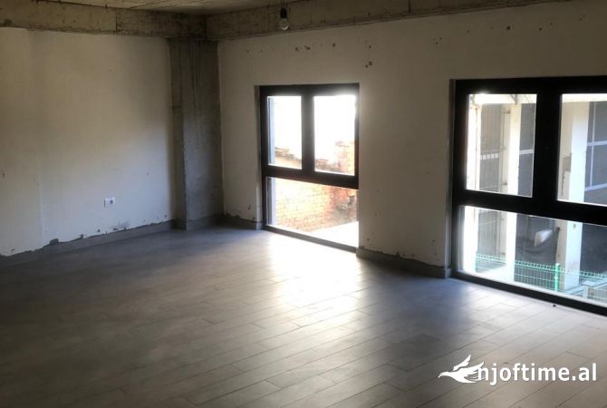 Ambiente Commerciale in Affitto 1+1 a Tirana - 800 Euro
