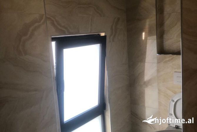 Ambiente Commerciale in Affitto 1+1 a Tirana - 800 Euro