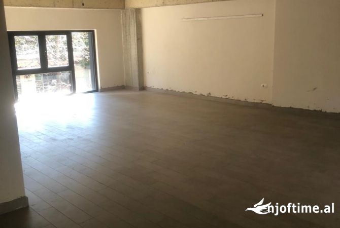 Jepet ambjent biznesi me qera tek Pazari i Ri/ 800 euro