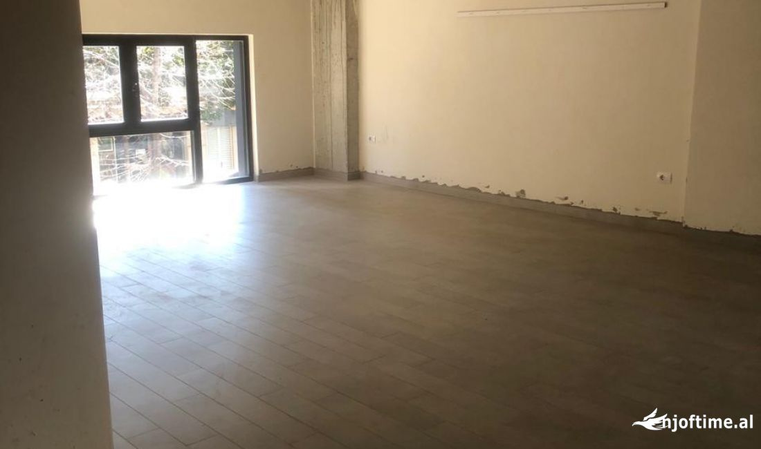 Jepet ambjent biznesi me qera tek Pazari i Ri/ 800 euro
