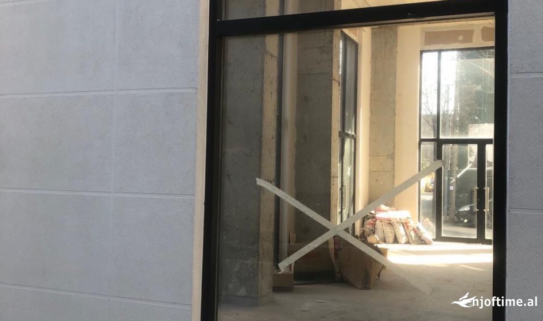 Jepet ambjent biznesi me qera tek Pazari i Ri/ 1200 euro