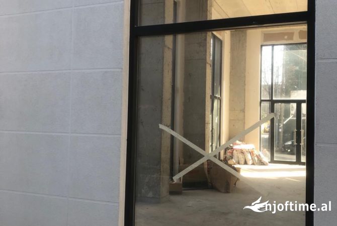 Ambiente Commerciale in Affitto 1+1 a Tirana - 1,200 Euro