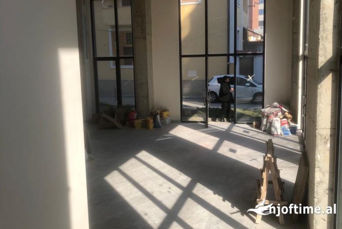 Ambiente Commerciale in Affitto 1+1 a Tirana - 1,200 Euro