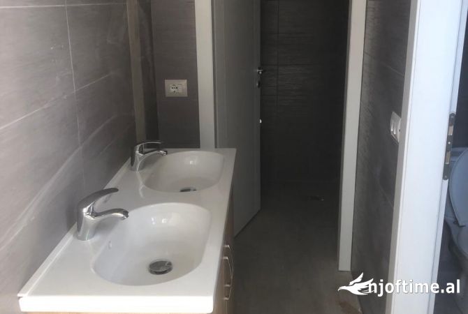 Ambiente Commerciale in Affitto 1+1 a Tirana - 1,200 Euro